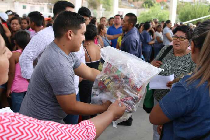 Entrega Alcalde Apoyos A Vecinos Del Centro Comunitario Felipe Ngeles