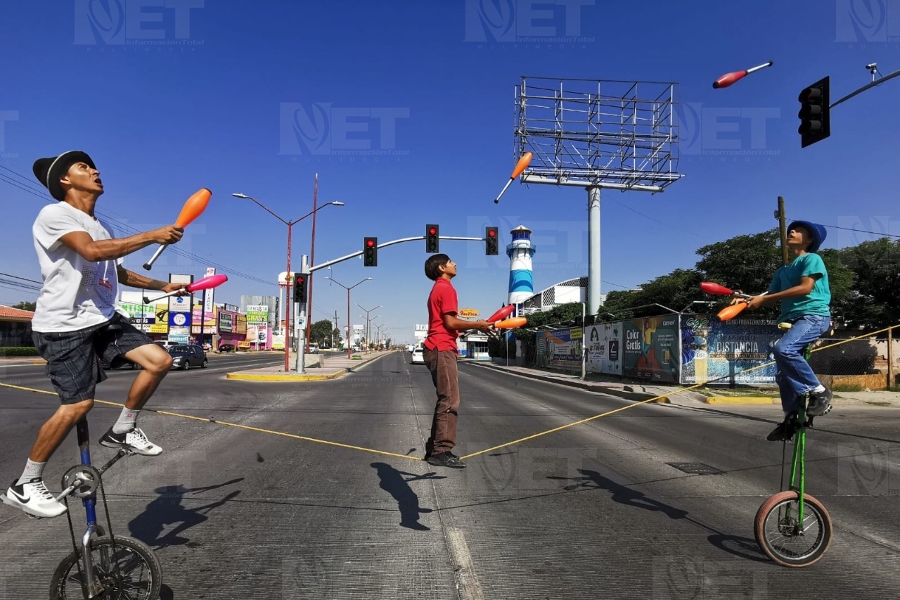 Padre e hijos brindan espectáculo en las vialidades de Juárez