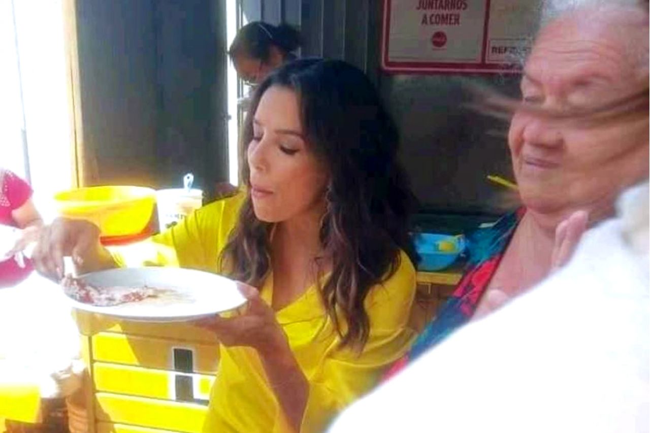 Captan A Eva Longoria Comiendo En Barrio De Veracruz