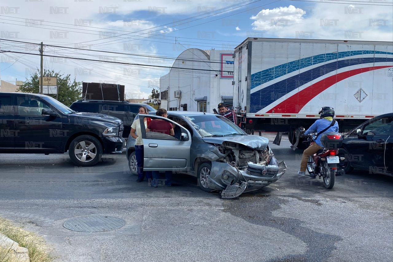 Choca Contra Auto En Avenida De La Raza