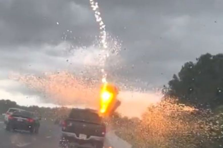 Video Rayo Cae Sobre Camioneta Donde Viajaba Familia