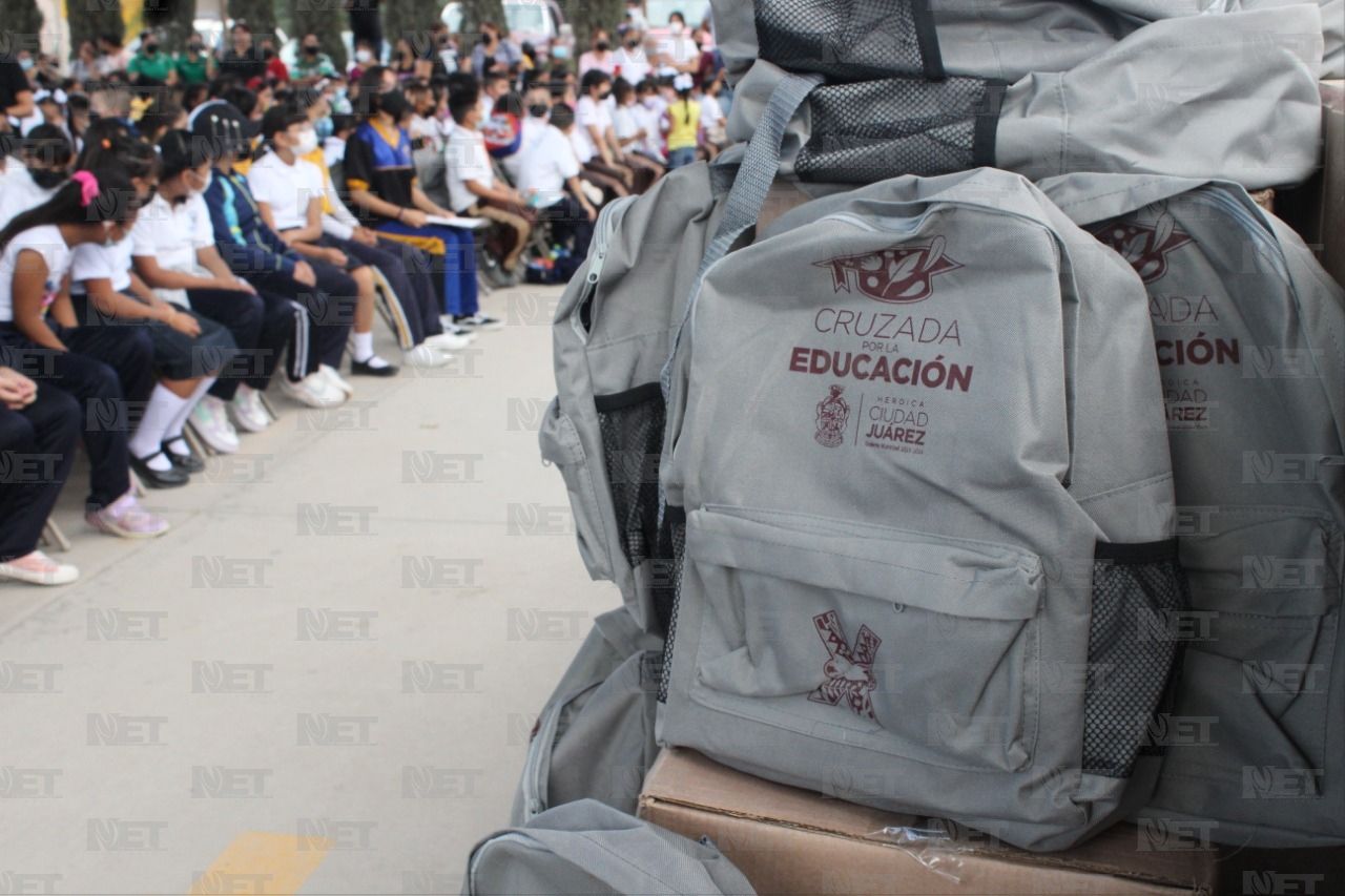 Entrega alcalde mochilas y útiles escolares a alumnos