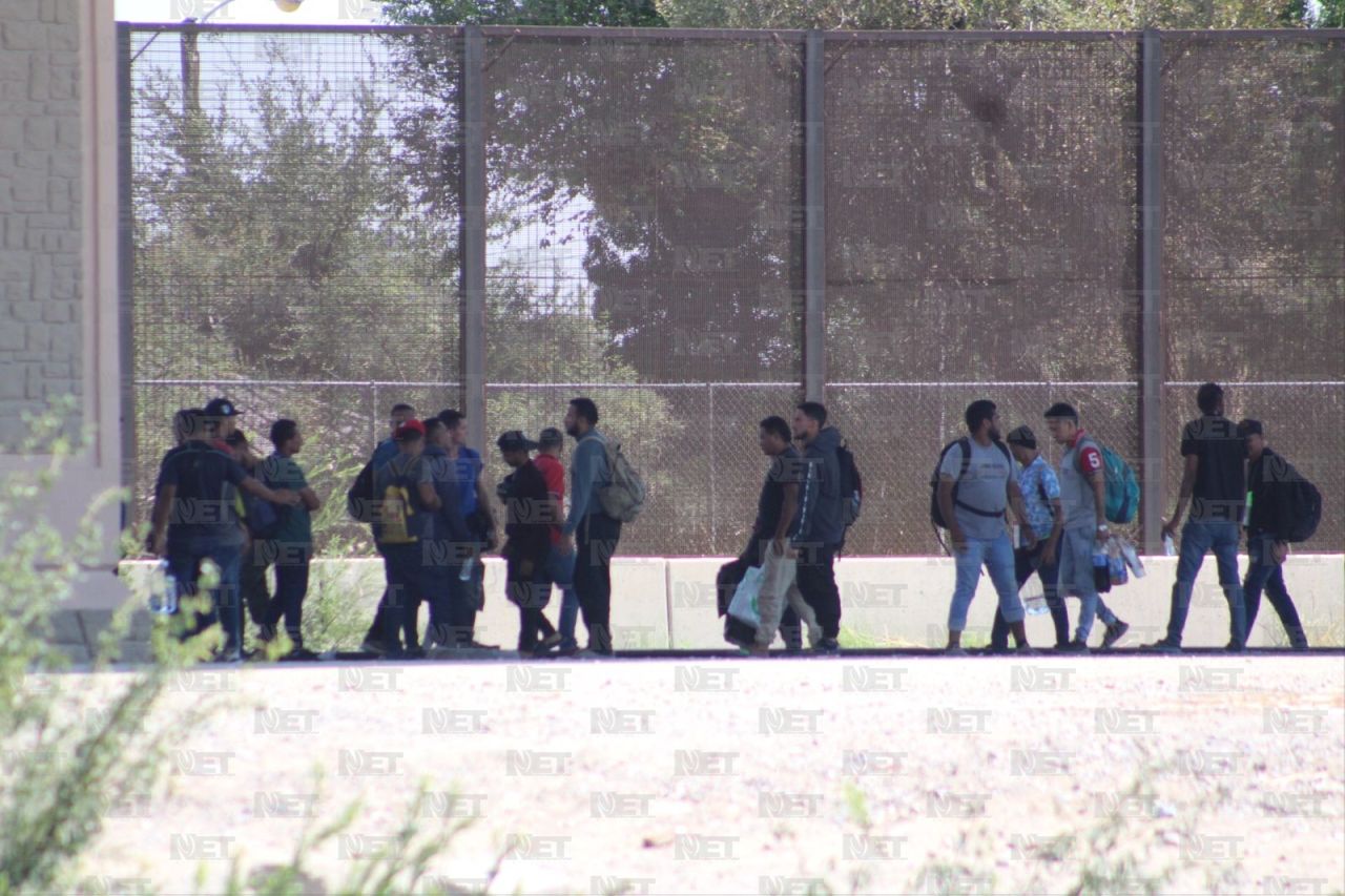 Migrantes acampan en calles de El Paso refugios están saturados