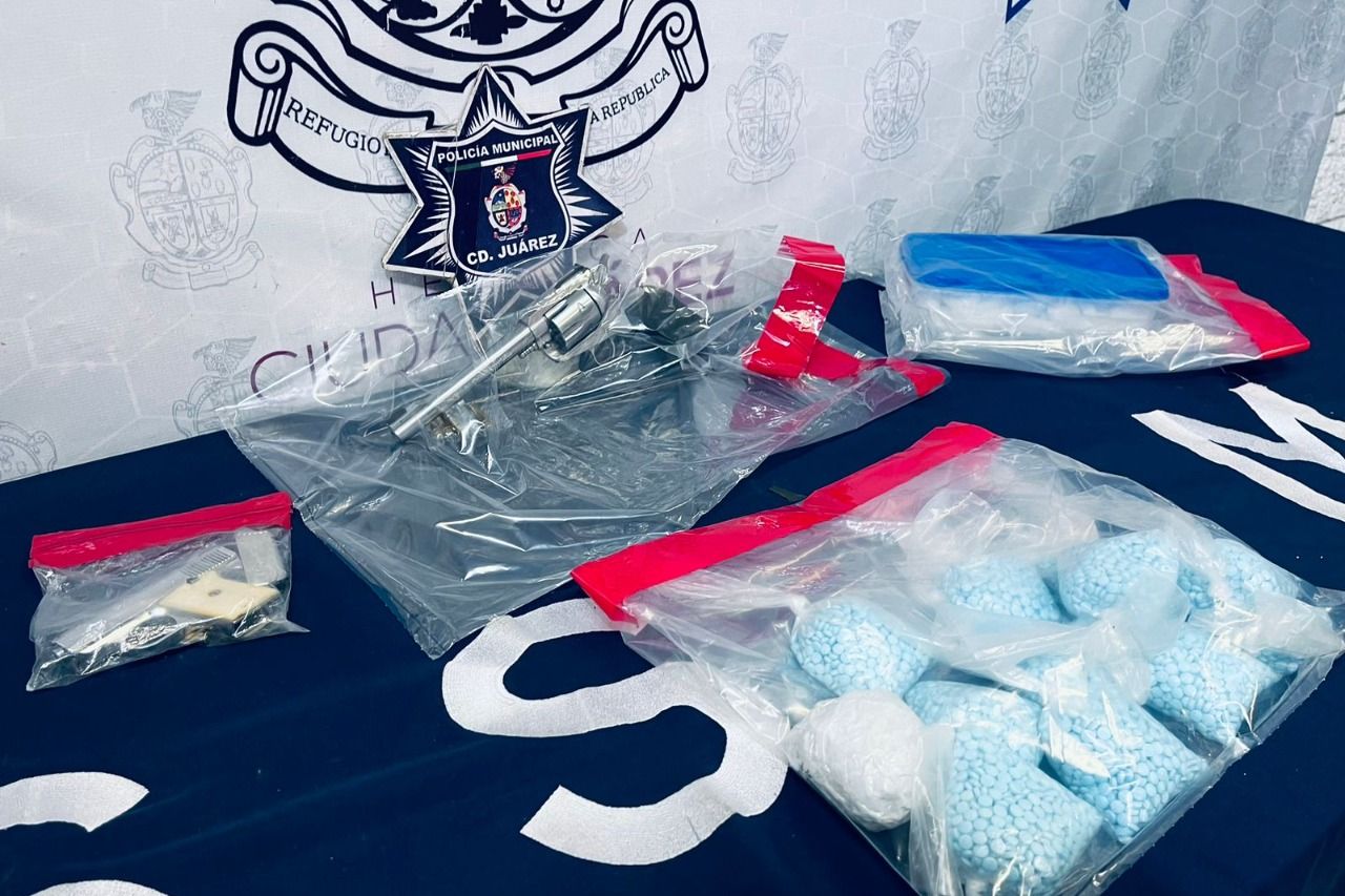 Caen Estadunidenses Con Casi 12 Mil Pastillas De Fentanilo Y Armas