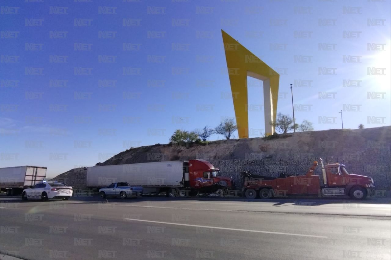 Cae a barranco tras chocar con tráiler conductores resultan lesionados