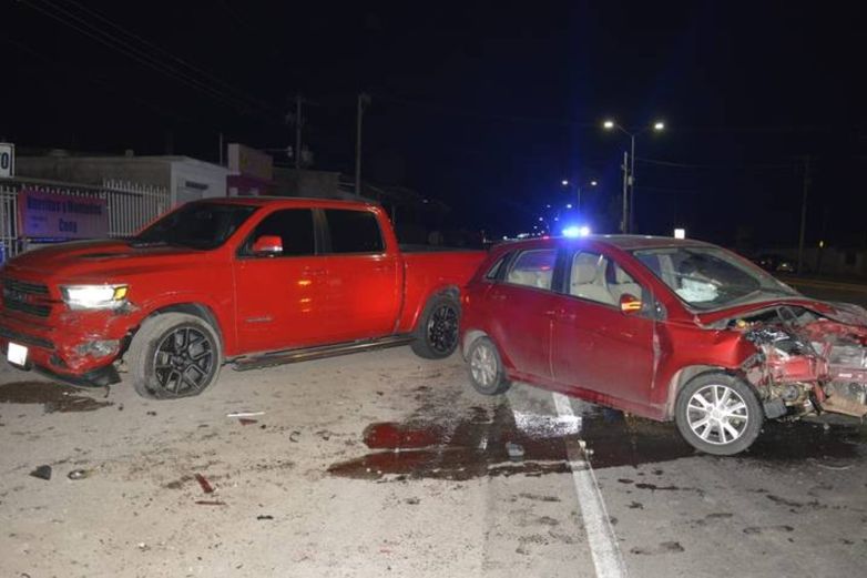 Chocan tres vehículos en la carretera Chihuahua Cuauhtémoc