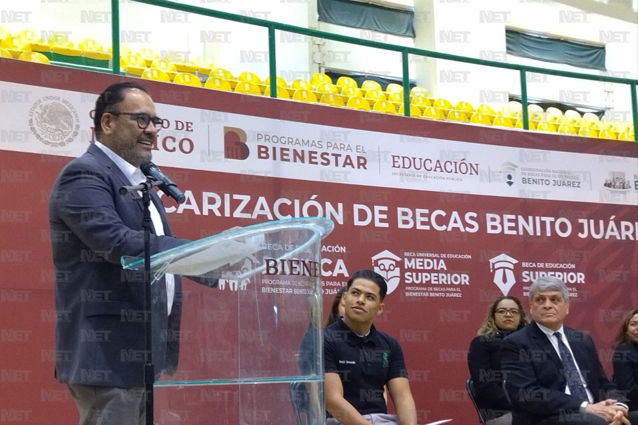 Entregan tarjetas de la Beca Benito Juárez a alumnos de Cobach