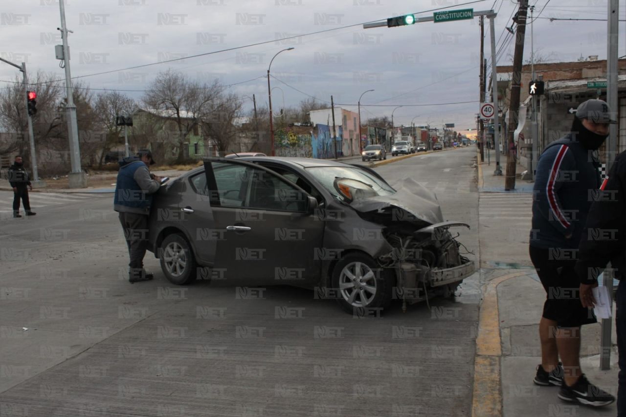 Le Corta Paso A Auto Y Queda Destrozado