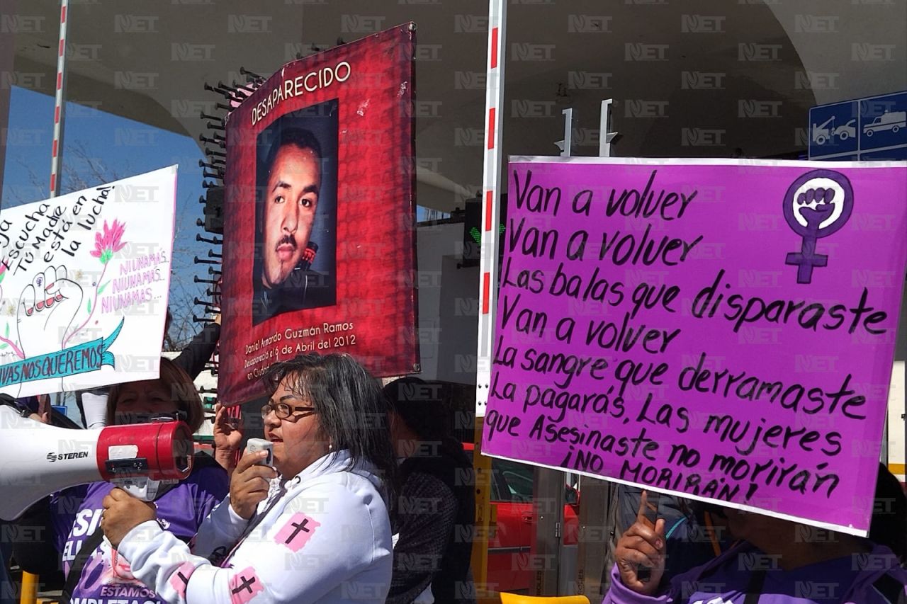 Se manifiestan madres de víctimas de feminicidio en la Cruz de Clavos