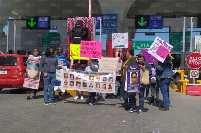 Se manifiestan madres de víctimas de feminicidio en la Cruz de Clavos