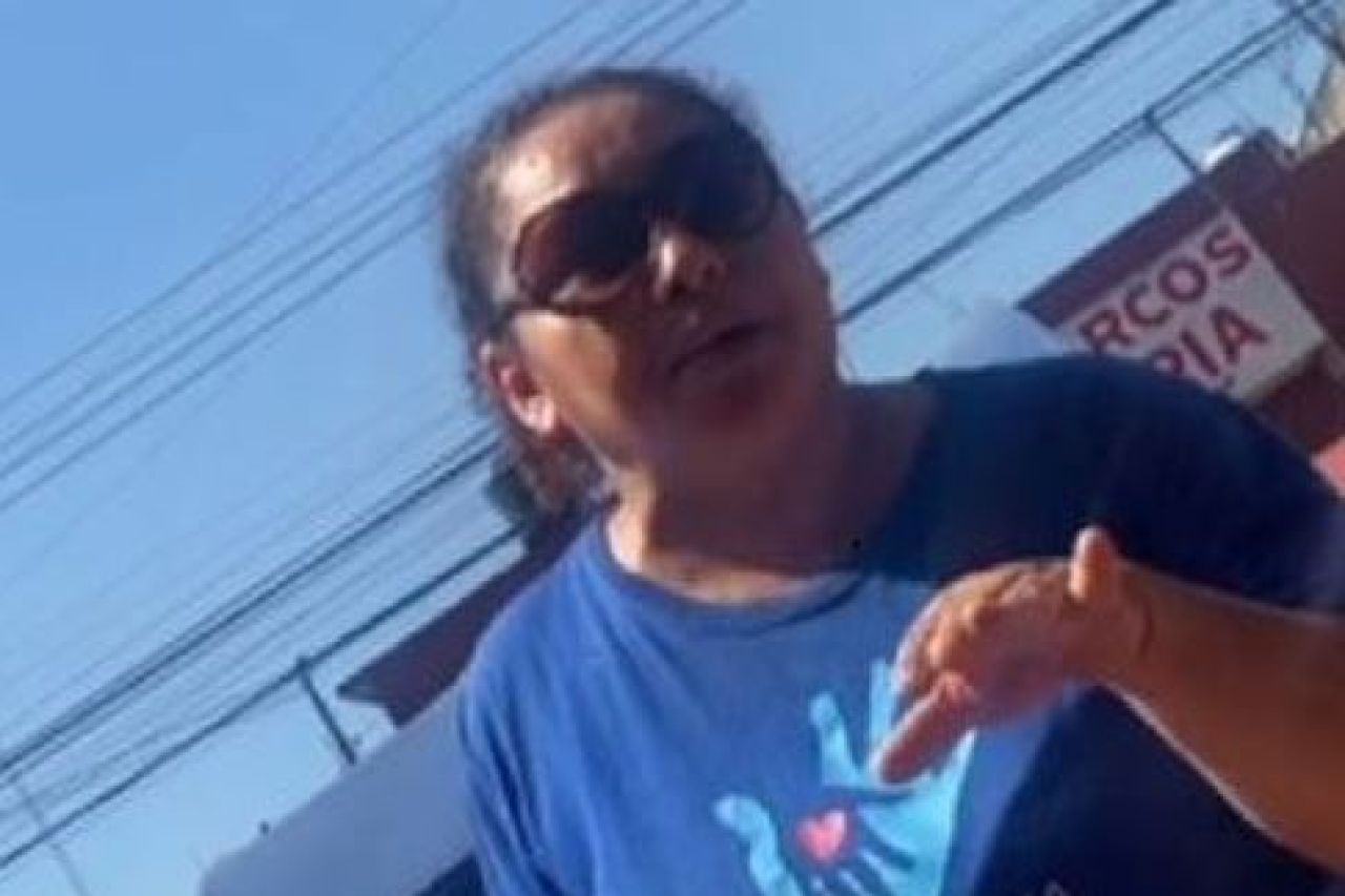 Mujer Religiosa Agrede A Pareja Gay Por Besarse En La Calle