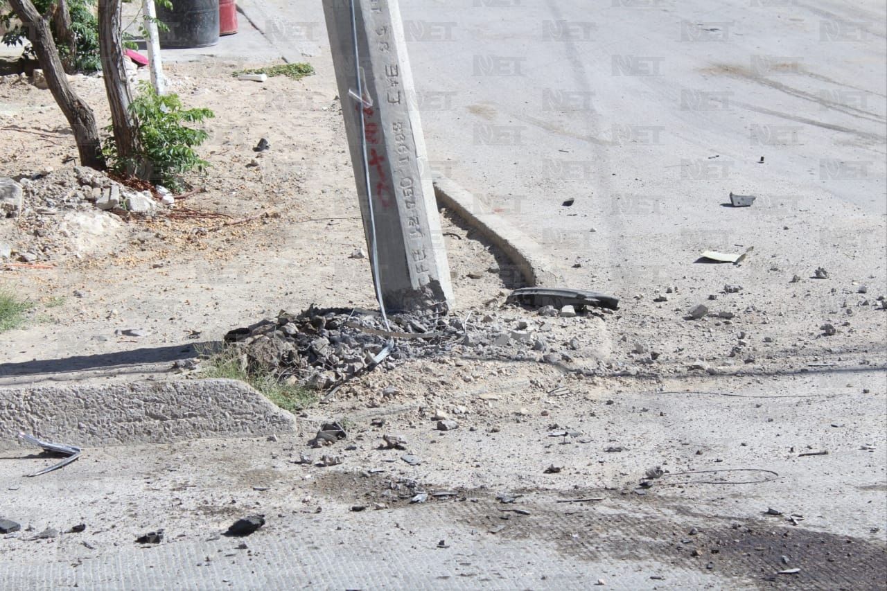 Choca Contra Poste De Concreto Y Huye Del Lugar