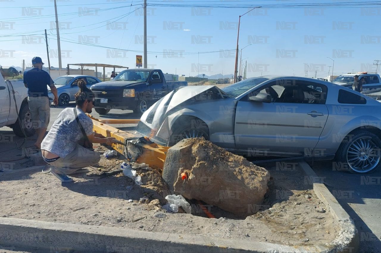 Pierde El Control De Mustang Y Se Impacta Contra Un Poste