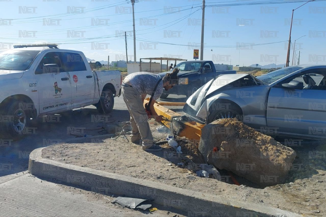 Pierde El Control De Mustang Y Se Impacta Contra Un Poste