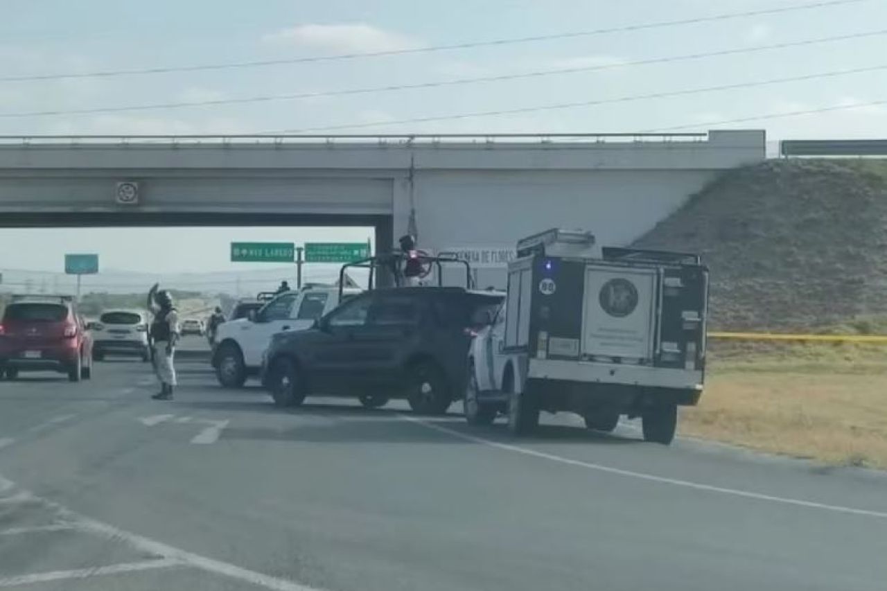 Dejan Cuerpo Colgado En Puente De La Autopista Monterrey Nuevo Laredo