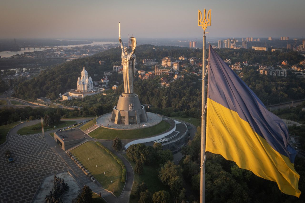 Ucrania retira martillo y hoz soviéticos de monumento en Kiev