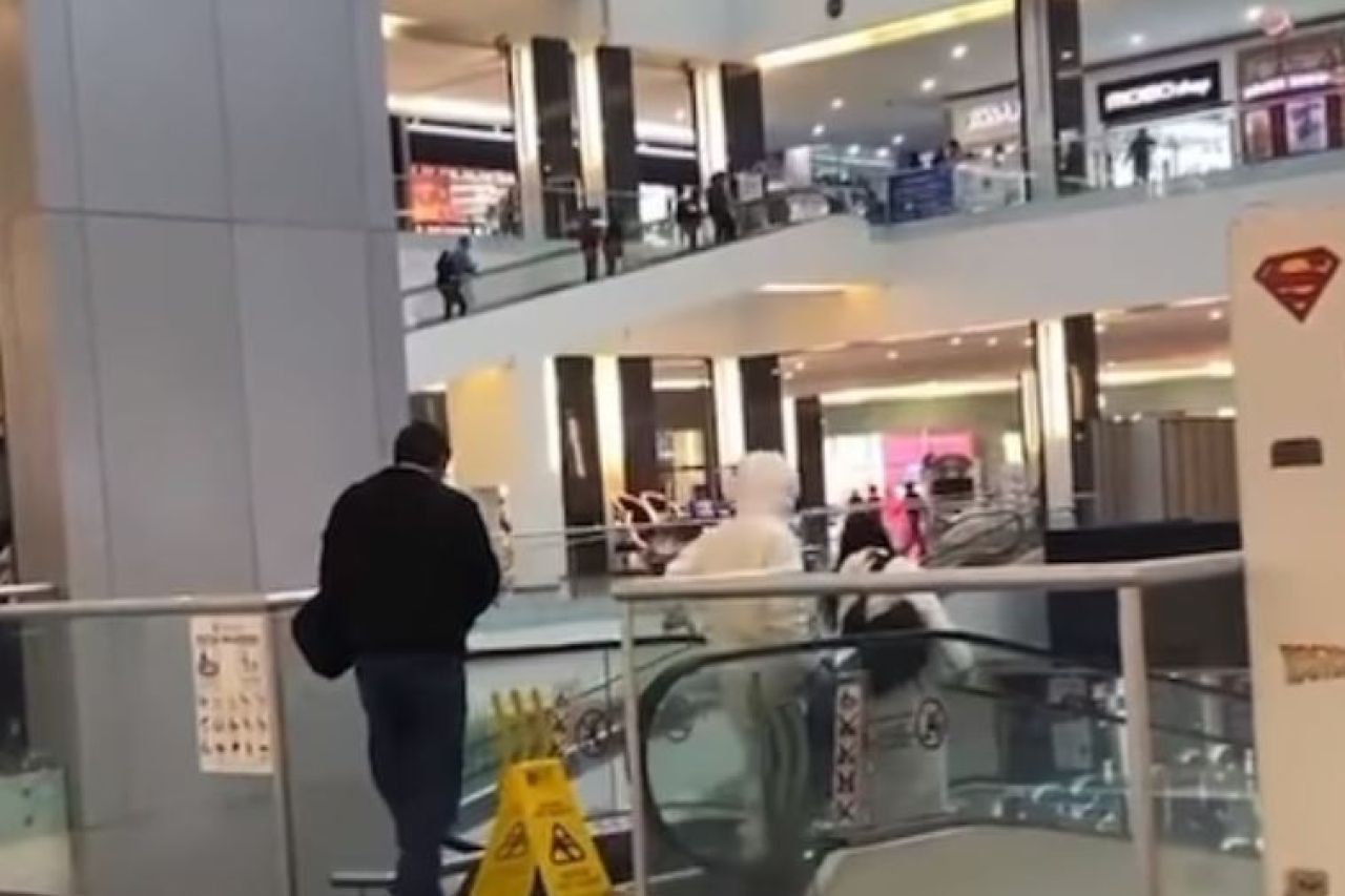 Hombre Cae Del Tercer Piso De Un Centro Comercial Y Muere