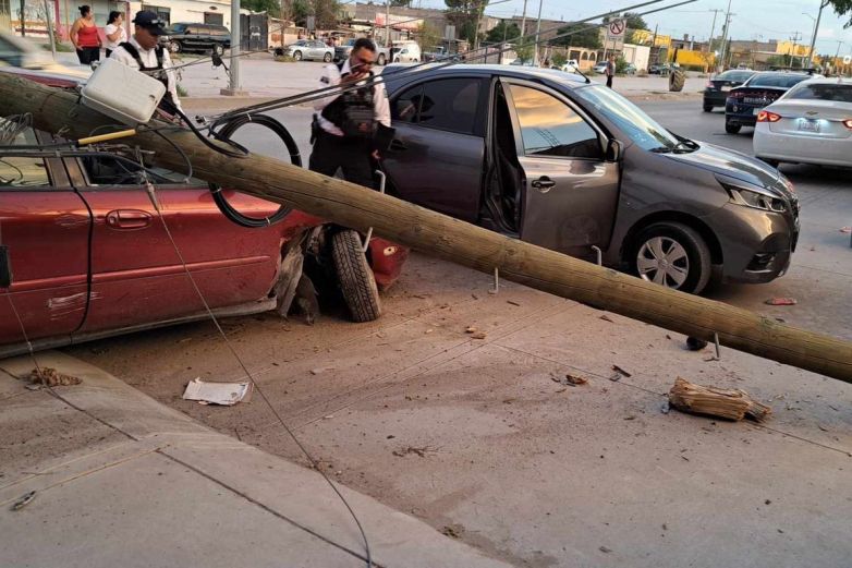 Ebrio Choca Contra Dos Carros Y Derriba Poste