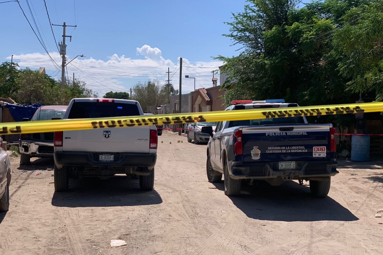 Hombre baleado por policías despojó a uno de su arma