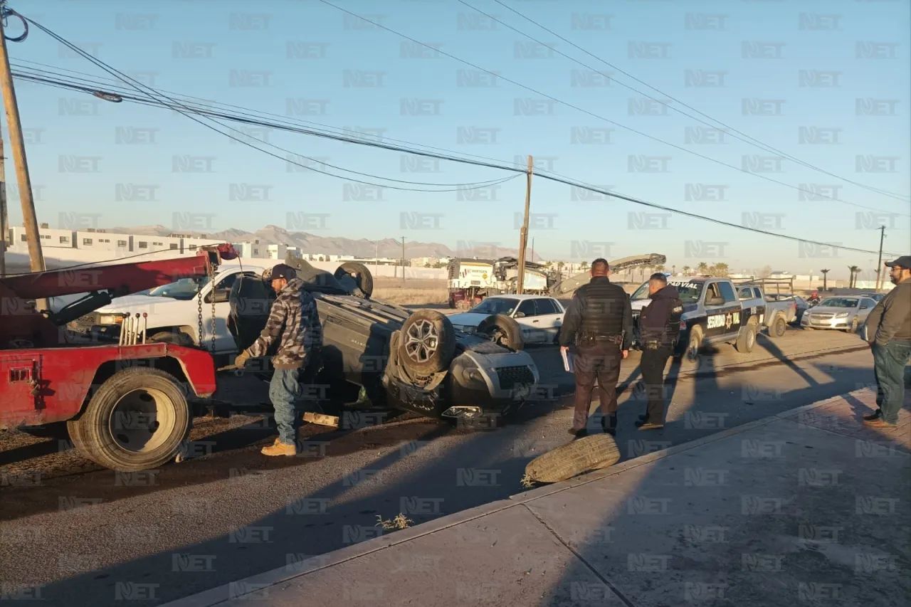 Chocan y vuelcan en la Ejército hay 2 lesionados