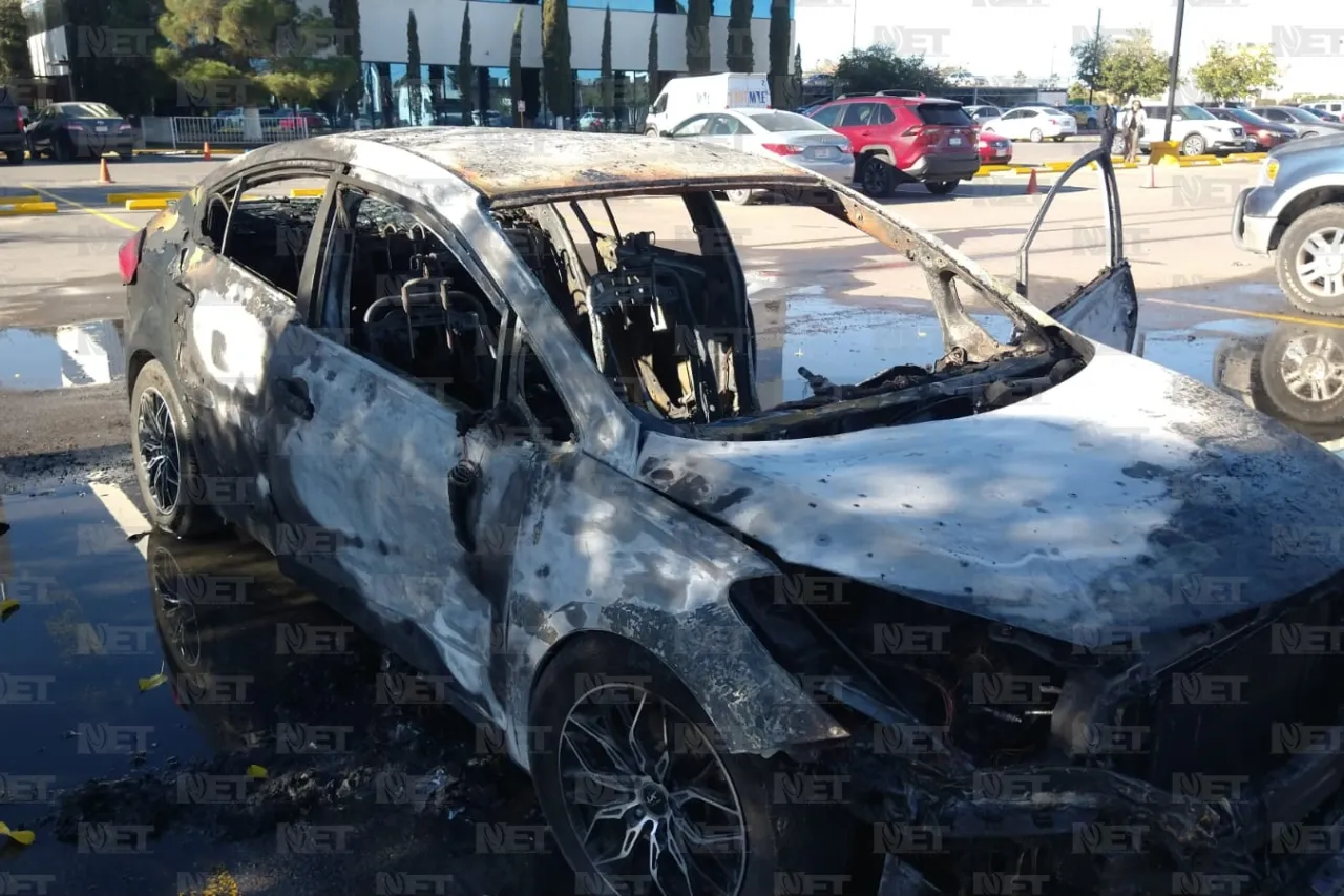 Falla mecánica genera incendio y consume auto