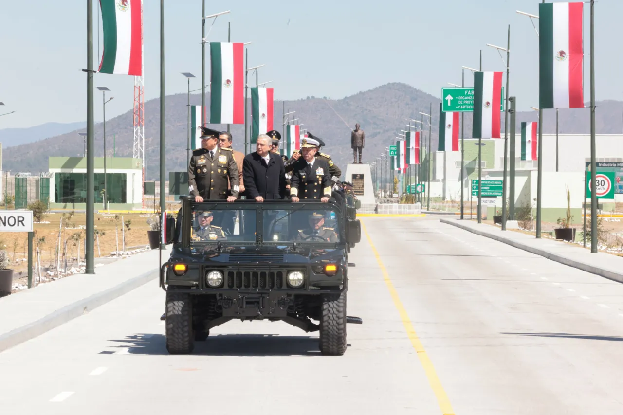 Pueblo uniformado niega AMLO la militarización del país