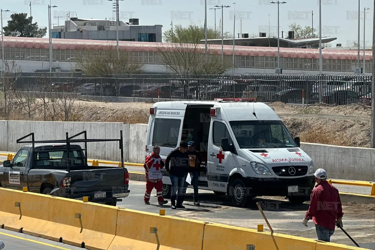 Choque entre auto y tráiler deja 2 personas lesionadas