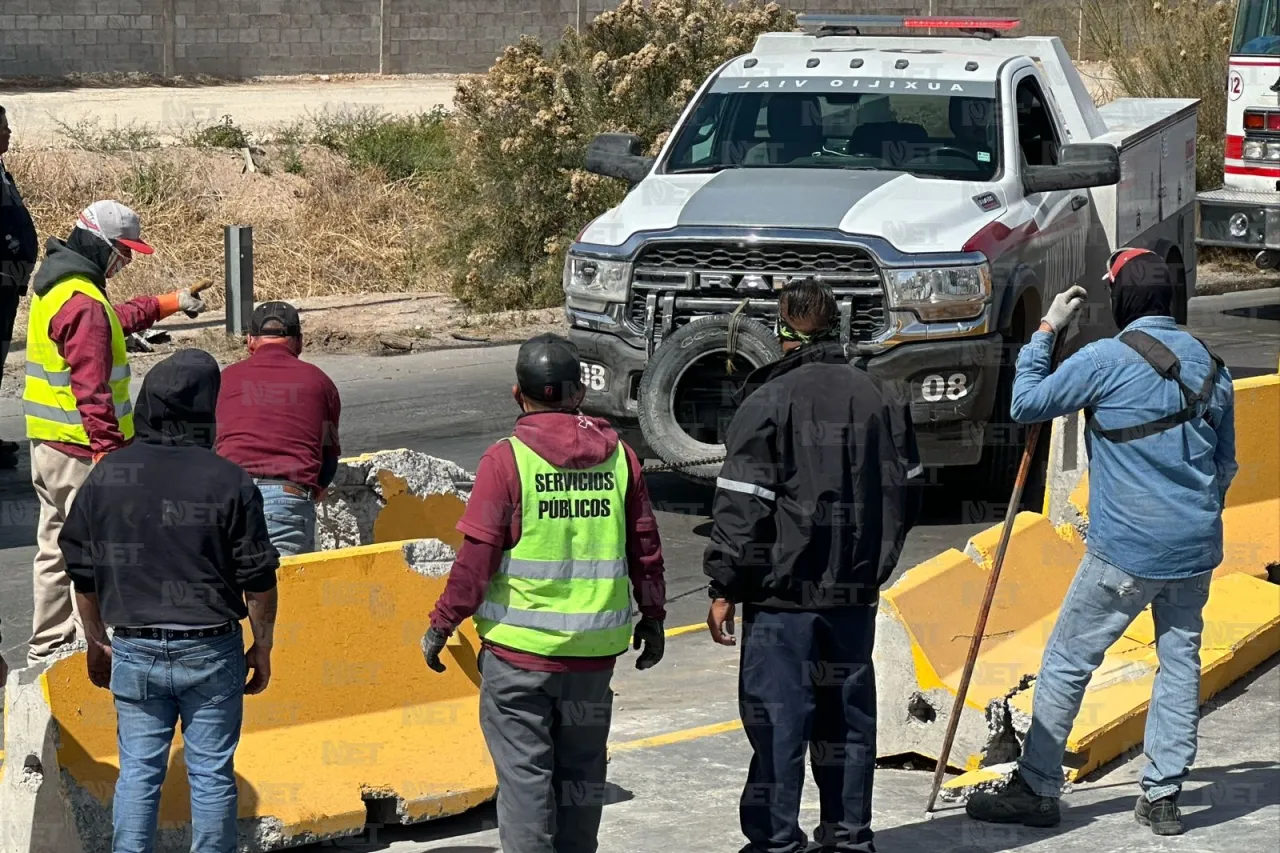 Choque entre auto y tráiler deja 2 personas lesionadas