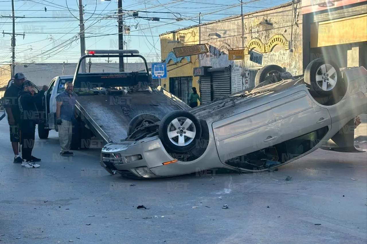 Vuelca Auto Por Ir A Exceso De Velocidad En La Barrio Alto