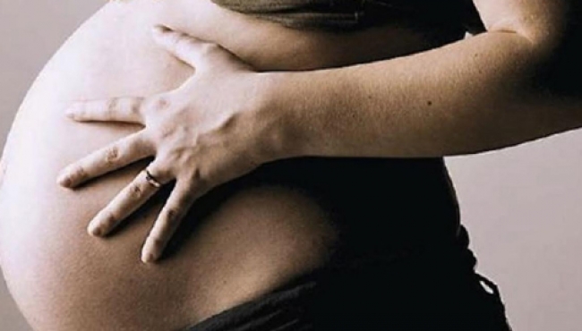 Las mujeres que tienen hijos después de los 30 viven más, según estudio