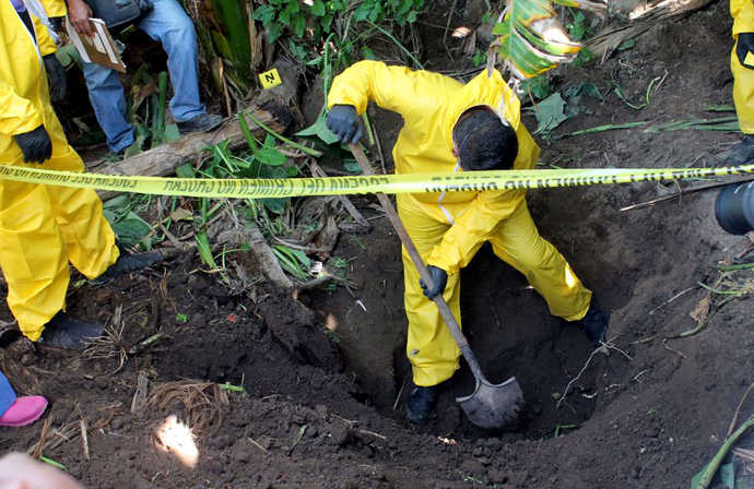 Sacan 119 bolsas con restos humanos de fosa clandestina