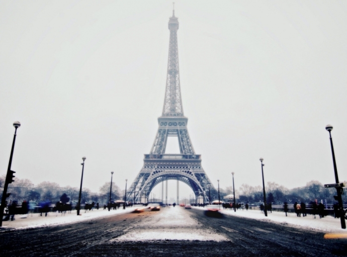 Torre Eiffel celebra sus 130 años con espectáculo de láser