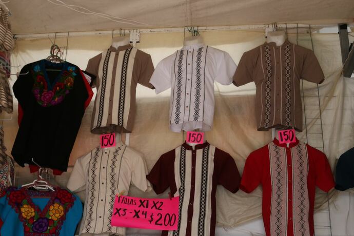 Expositores llevan ropa artesanal bordada a mano a la Feria Juárez