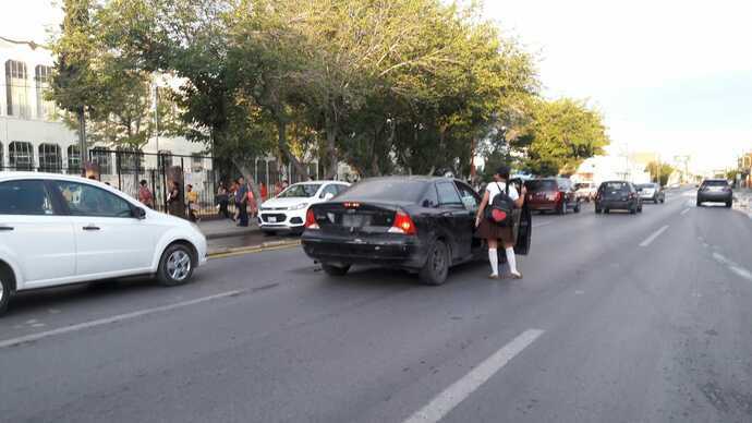 Multarán por estacionarse en doble fila al exterior de escuelas