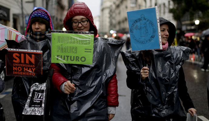 Protestan Miles Contra Crisis Económica En Argentina