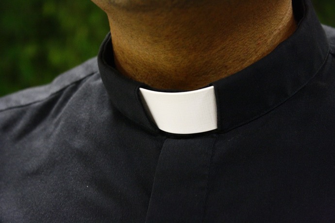 Prohíben a sacerdote oficiar misa de por vida; abusó de 8 niños