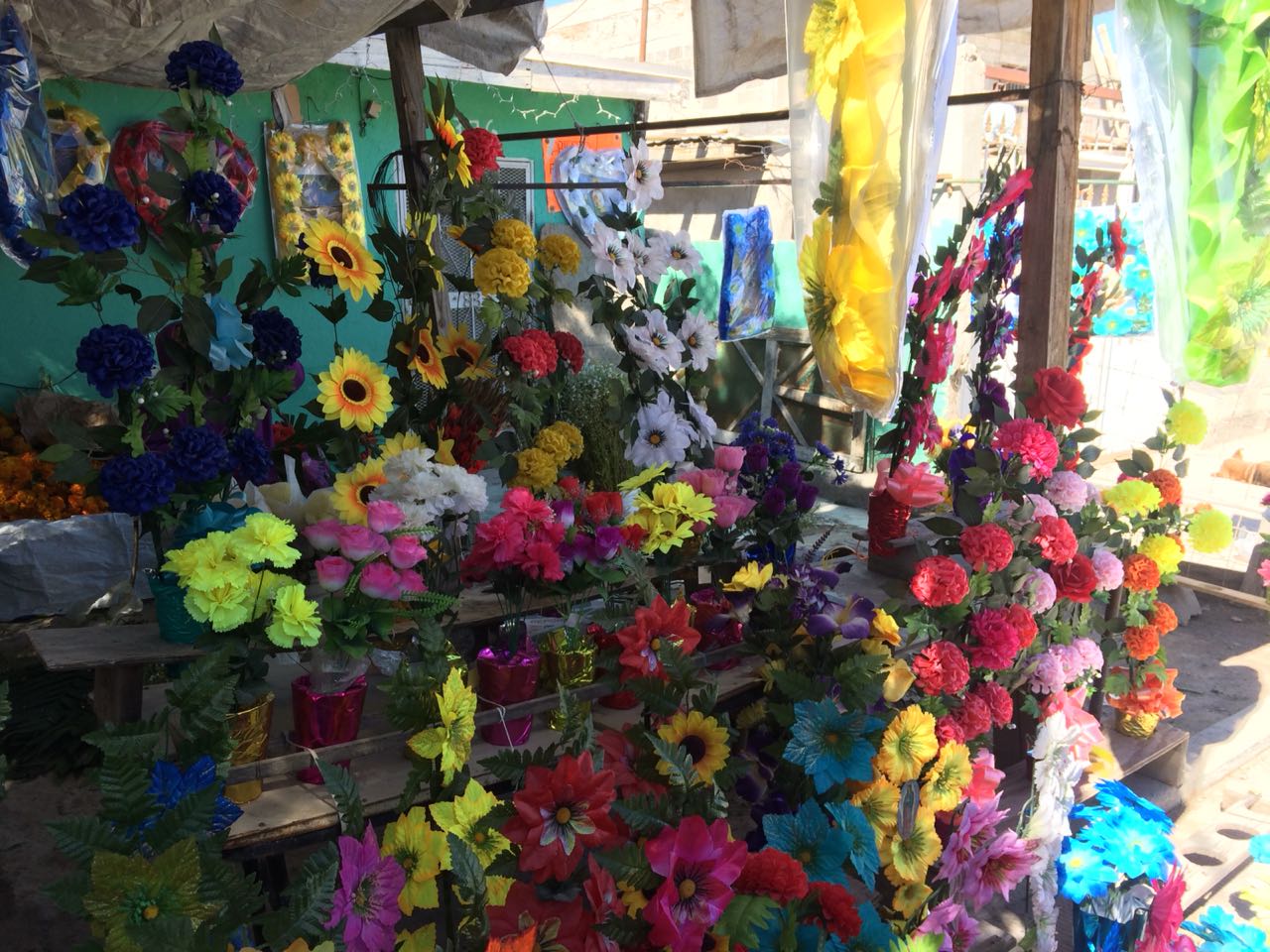 Venden flores para muertos y poder salir adelante