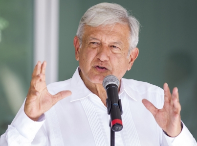 López Obrador visita base militar de Santa Lucía