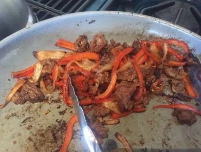 Sujeto invita a cenar a sus amigos tacos de su propio pie amputado