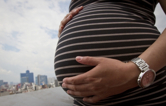 Impondrá EU restricciones de visa a mujeres embarazadas