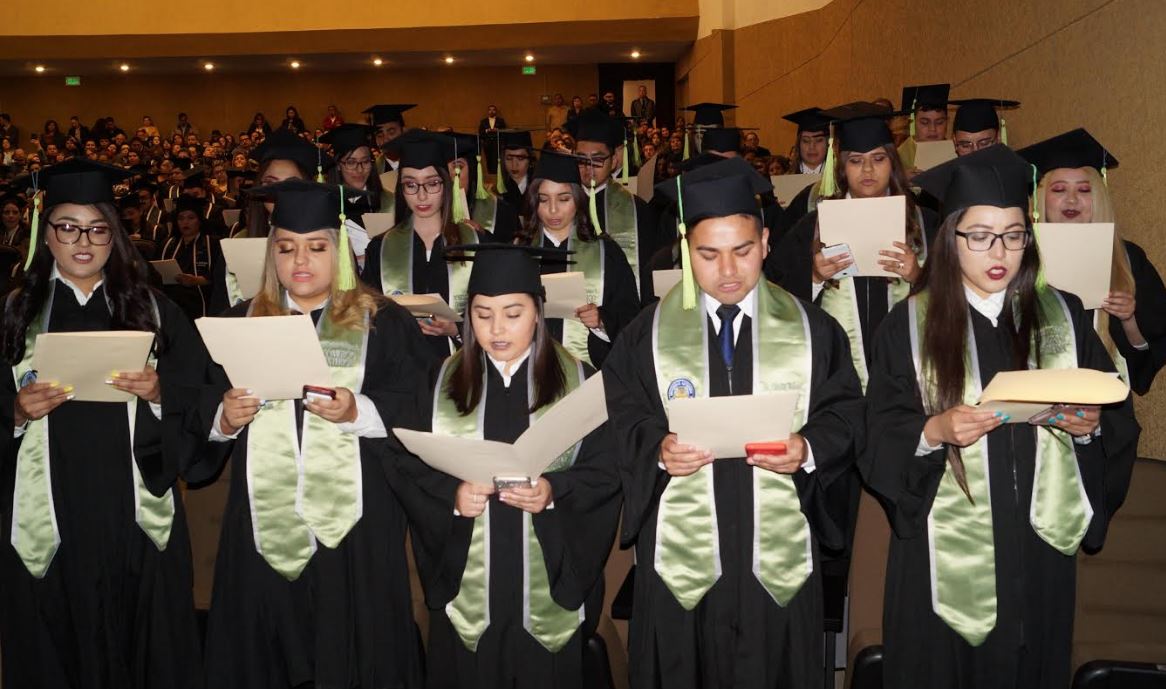Juárez tiene 136 nuevos licenciados en Derecho y en