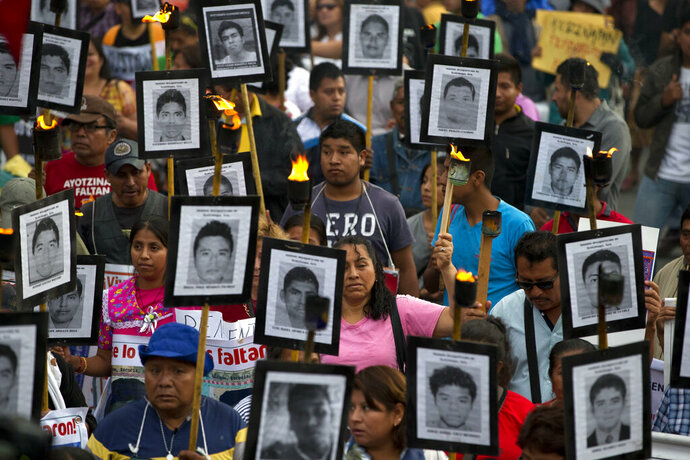 Promete AMLO agilizar identificación de cuerpos