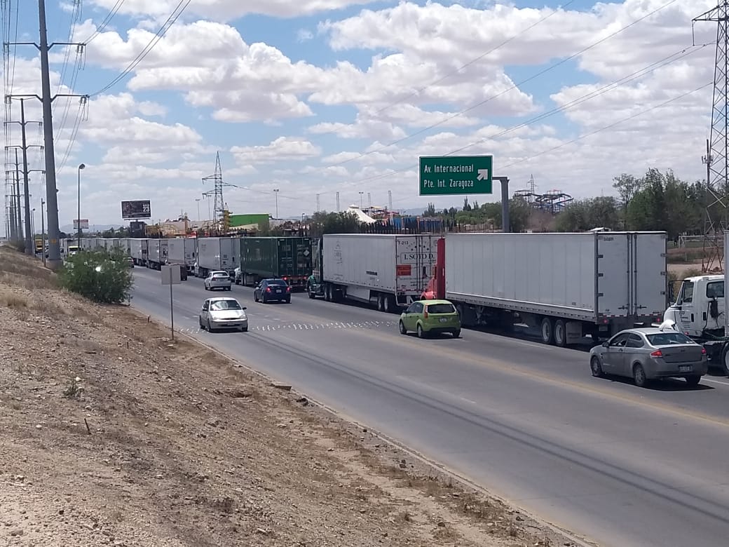 Saturan tráileres puente Zaragoza Juárez