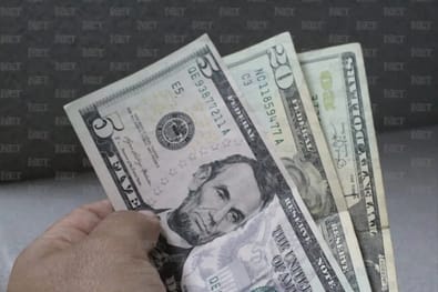 Sigue a la baja el precio del dólar