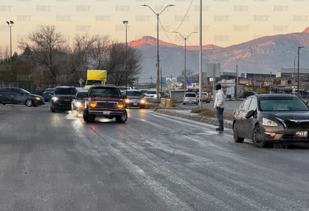 Juárez: Pavimento cristalizado provoca accidentes y tráfico lento