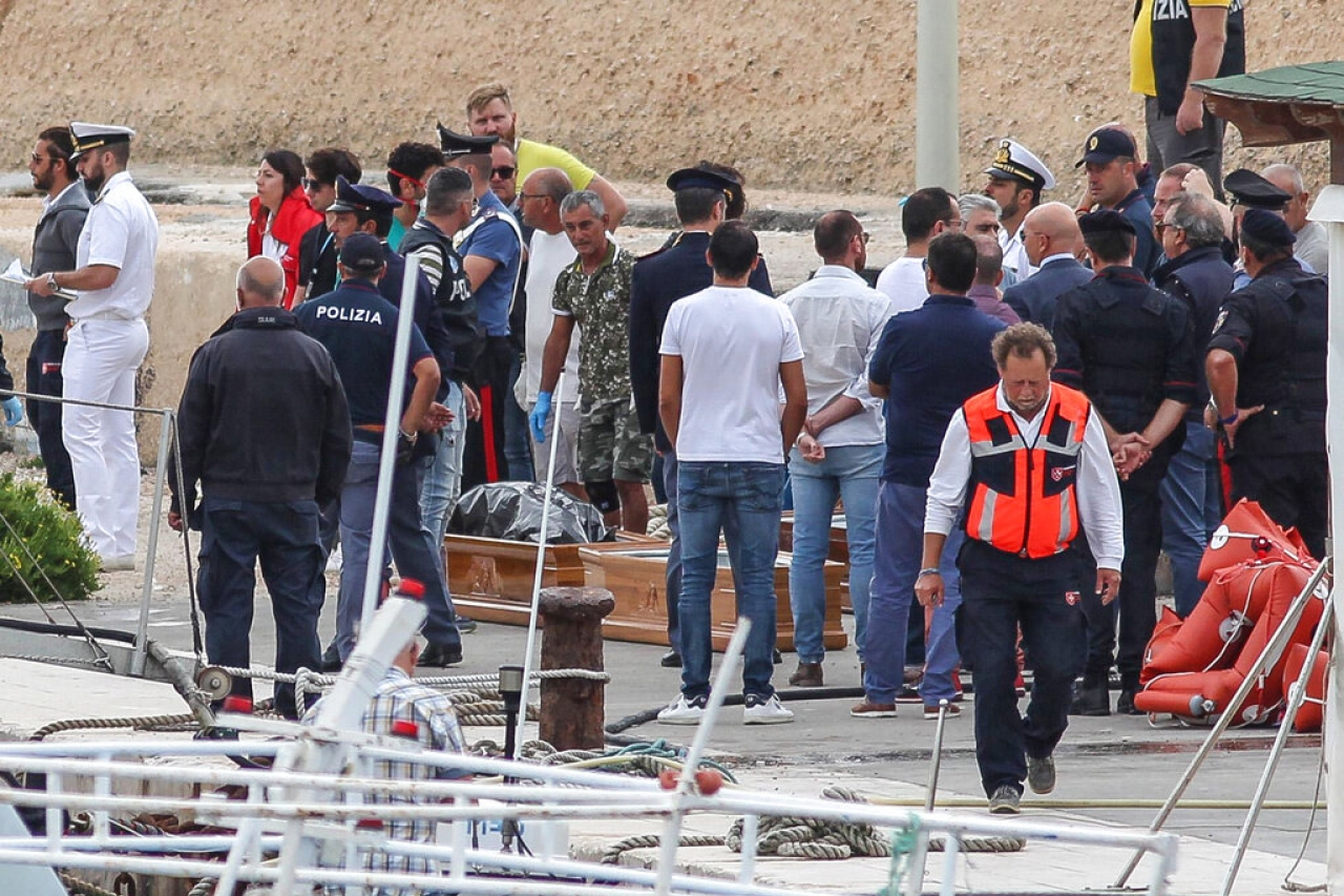 Comisario UE de Migración pide apoyo para plan de desembarco