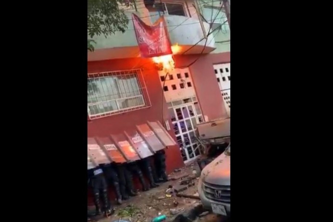 Video: Los iban a desalojar y reciben con bombas molotov a policías