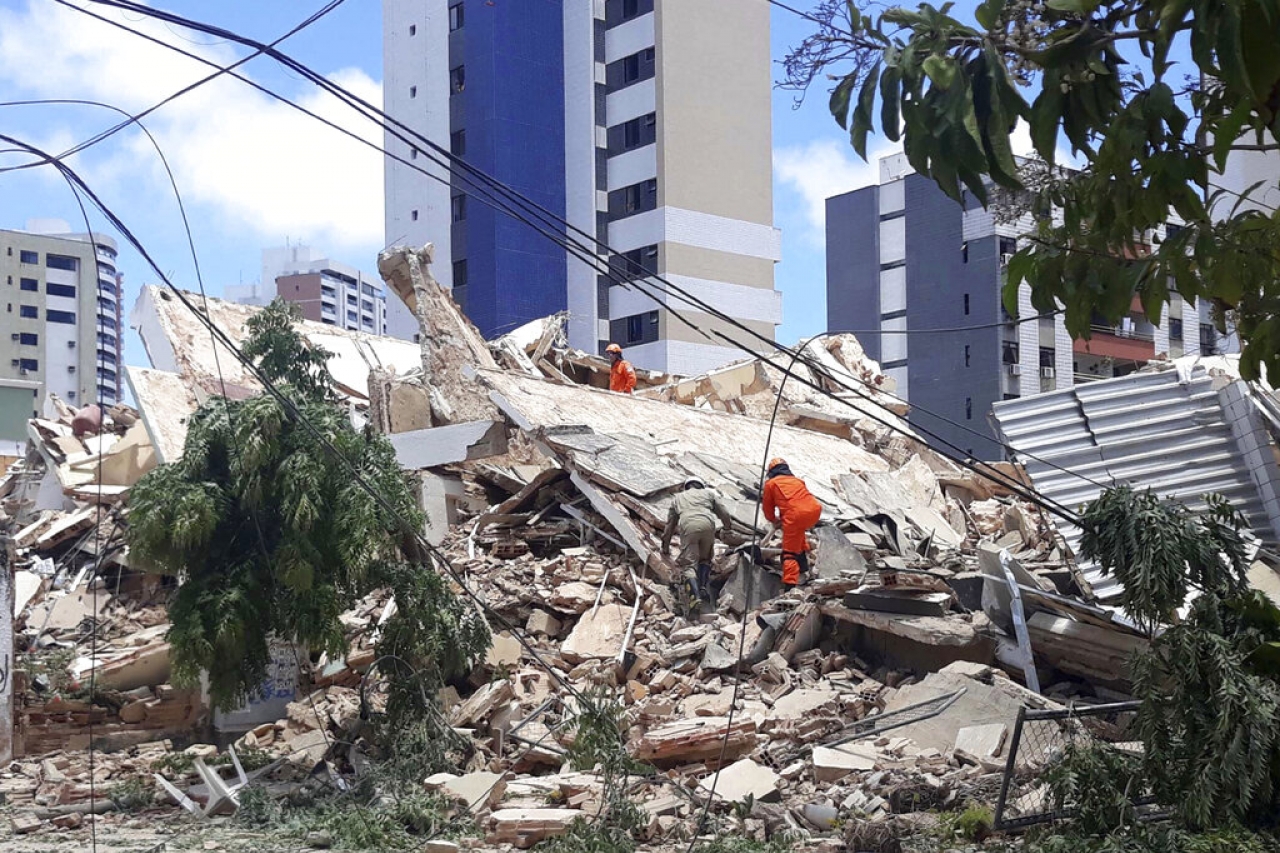 Se derrumba edificio en Brasil; muere una persona