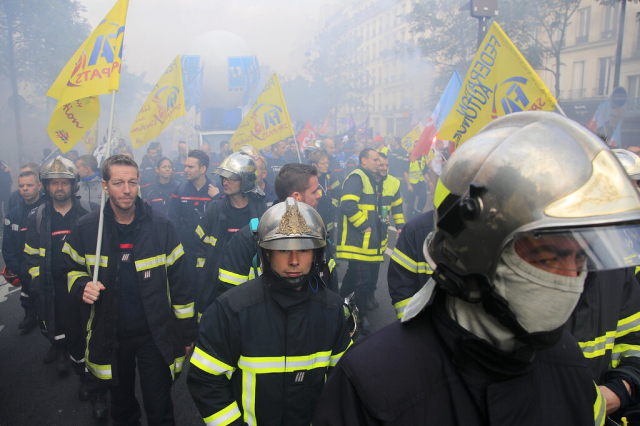 Protestan bomberos franceses en París