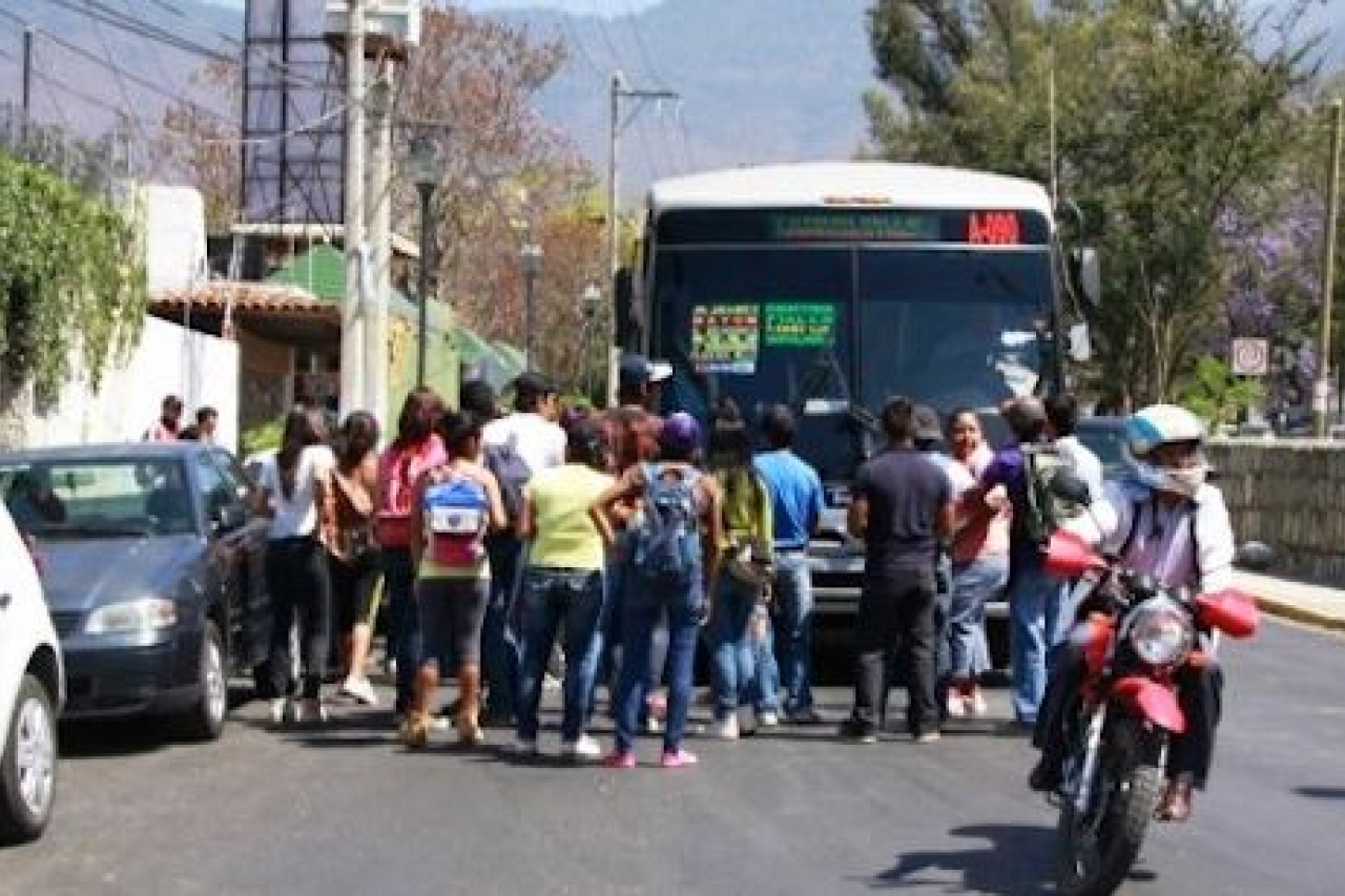 Retienen normalistas 20 camiones y marchan en la ciudad de Morelia